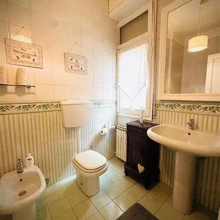 Elegant 2 Bedroom With Balcony At By Rentopolis La Spezia